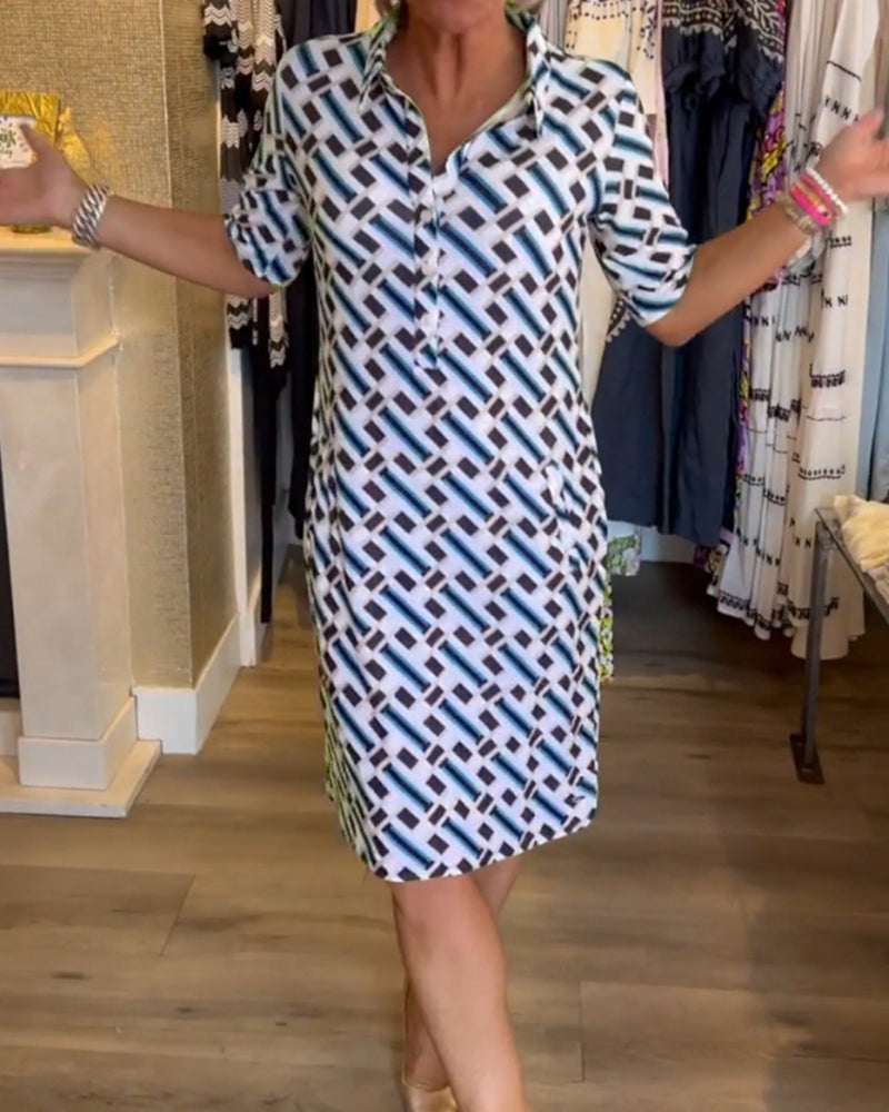Jurk met geometrisch patroon en V-halslijn
