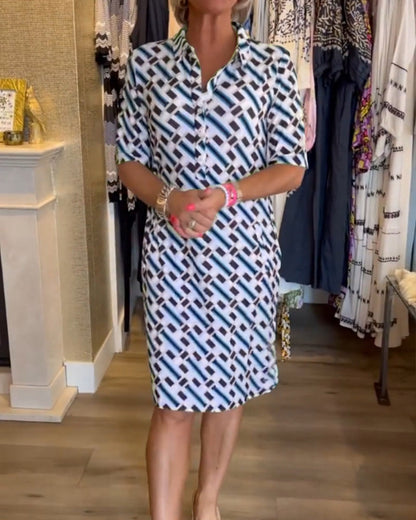 Jurk met geometrisch patroon en V-halslijn