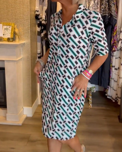 Jurk met geometrisch patroon en V-halslijn
